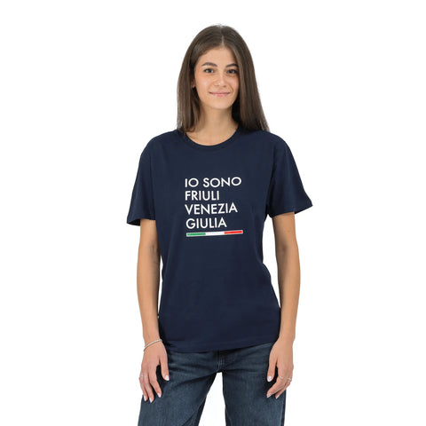 T-shirt blu vestibilità regolare con logo grande Io Sono Friuli Venezia Giulia e bandiera italiana indossata da una ragazza