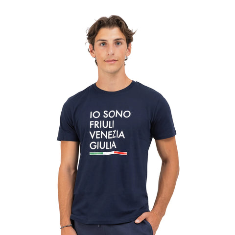 T-shirt blu vestibilità regolare con logo grande Io Sono Friuli Venezia Giulia e bandiera italiana indossata da un ragazzo 
