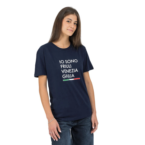 T-shirt blu vestibilità regolare con logo grande Io Sono Friuli Venezia Giulia e bandiera italiana indossata da una ragazza