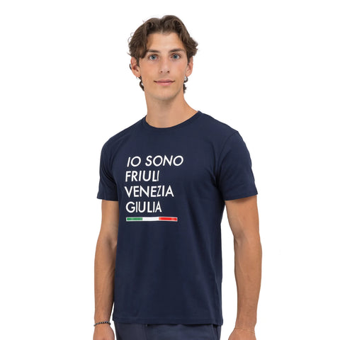 T-shirt blu vestibilità regolare con logo grande Io Sono Friuli Venezia Giulia e bandiera italiana indossata da un ragazzo 